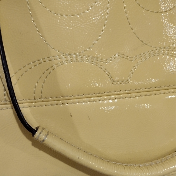 😁 Coach Custard Yellow Patent Leather Signature Stripe Tote Shoulder Bag - Picture 8 of 13